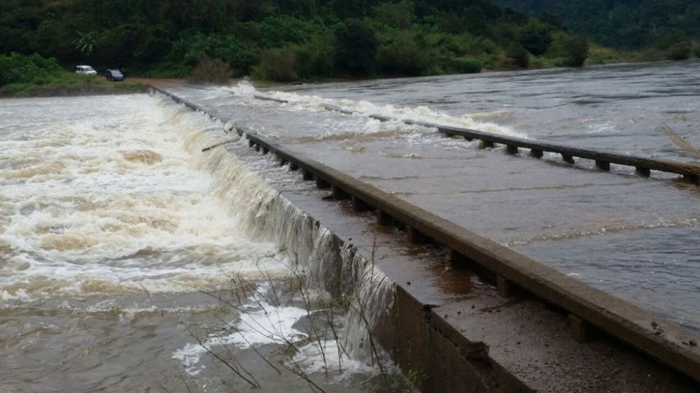 Ponte na divisa de Bento com Cotiporã está submersa