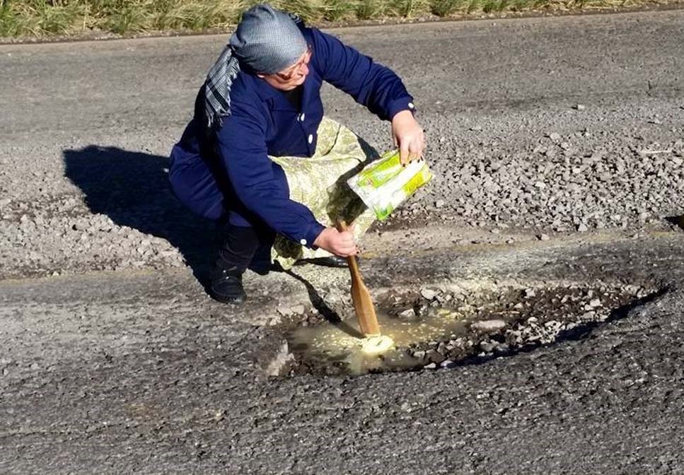 Buracos na BR 470 servem até para cozinhar polenta e tomar banho