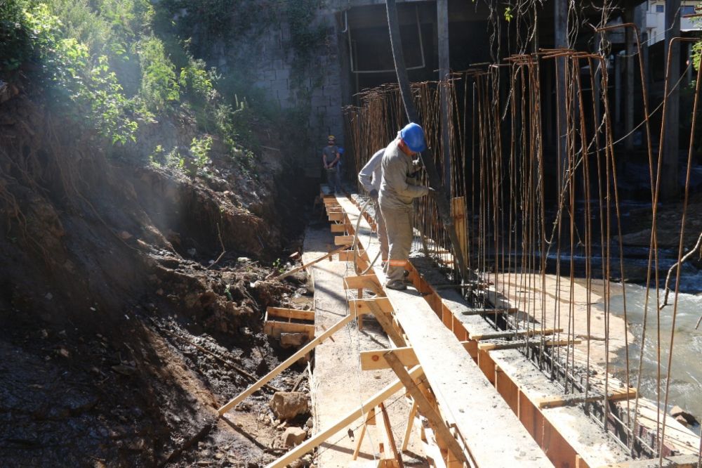 Iniciada a concretagem do muro de arrimo na Buarque de Macedo