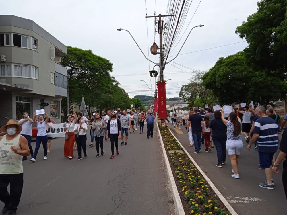 Manifestação em apoio a Alex e Sérgio é realizada em Garibaldi