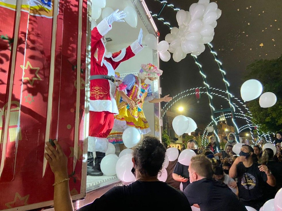 Chegada do Papai Noel recebe grande público em Carlos Barbosa