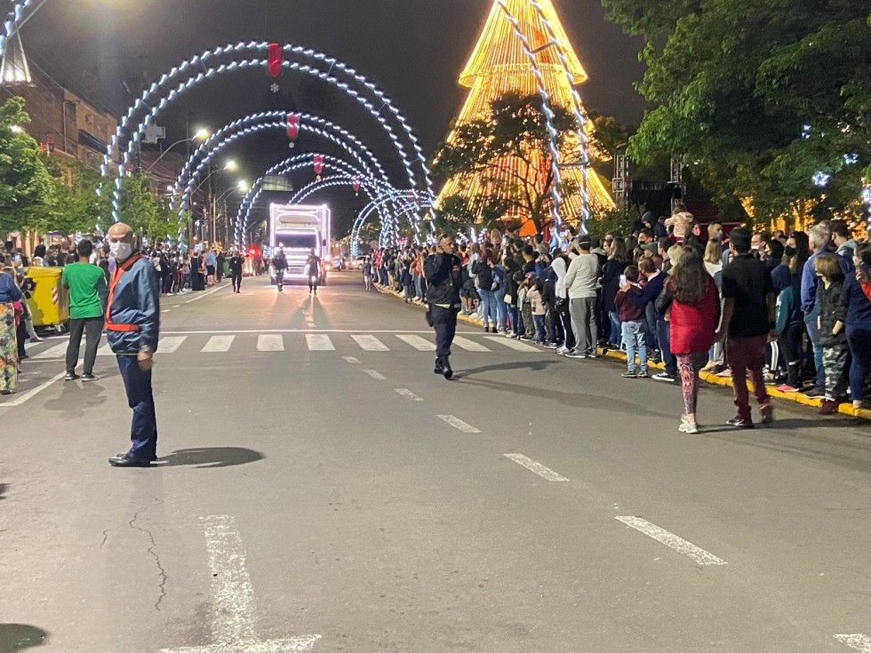 Chegada do Papai Noel recebe grande público em Carlos Barbosa