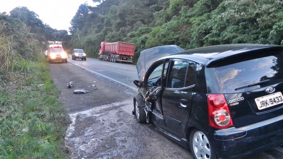 Motorista passa mal após colidir veículo contra caminhão na ERS 446