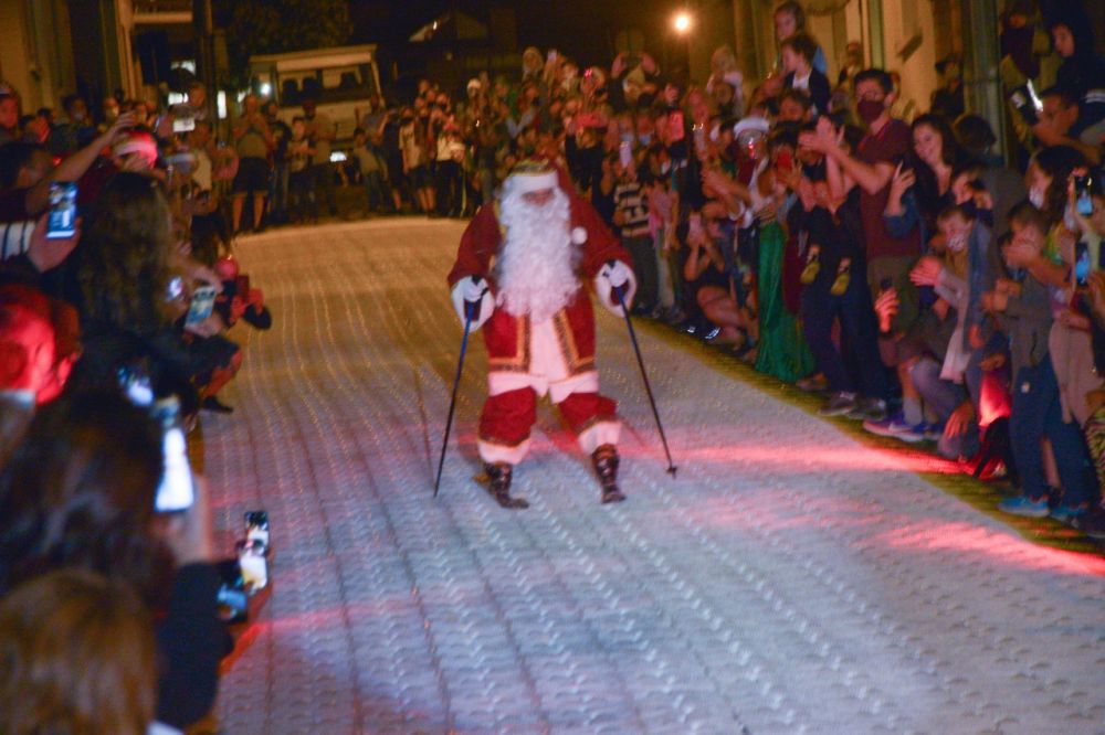 Chegada do Papai Noel em Garibaldi emocionou crianças e adultos