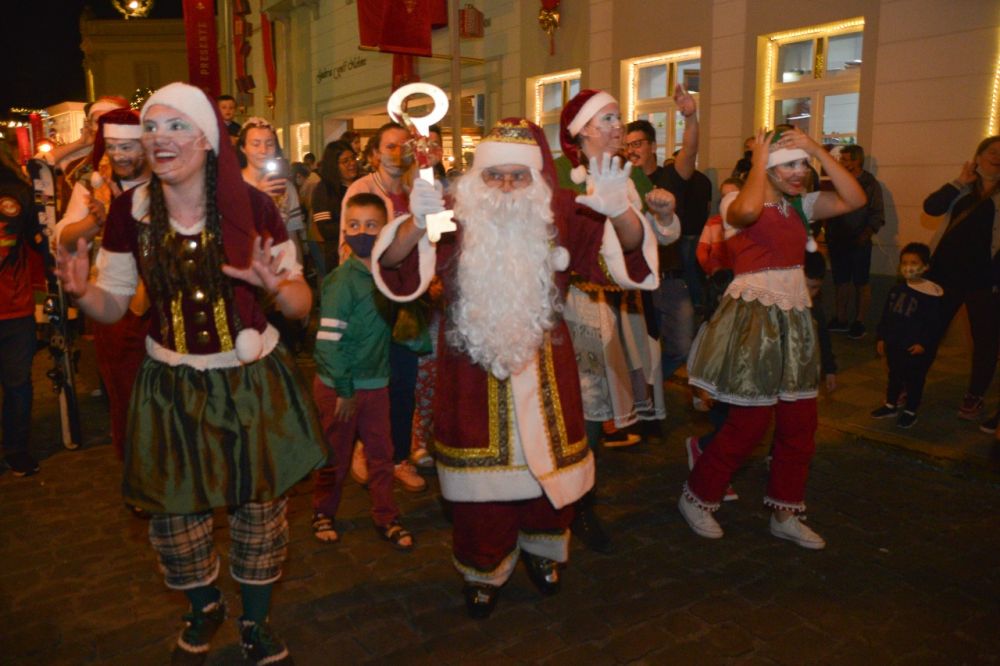 Chegada do Papai Noel em Garibaldi emocionou crianças e adultos