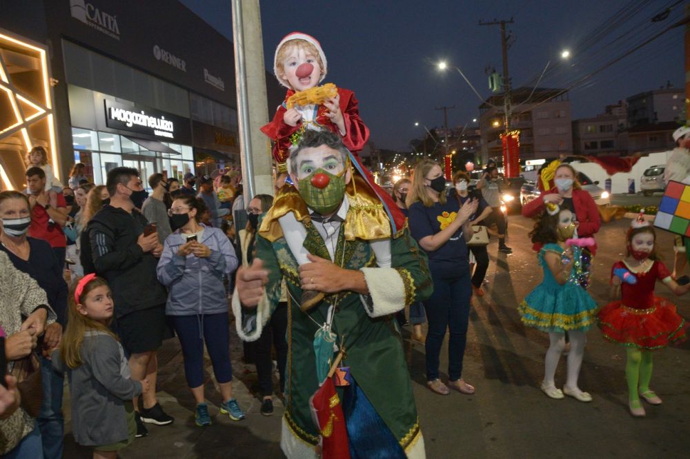 Chegada do Papai Noel em Garibaldi emocionou crianças e adultos