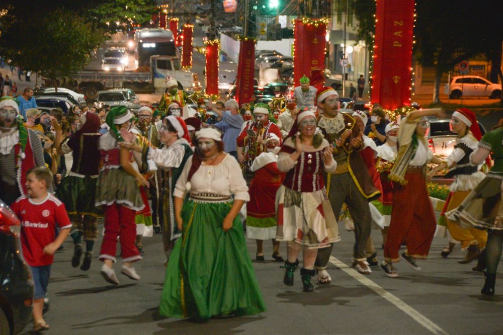 Chegada do Papai Noel em Garibaldi emocionou crianças e adultos