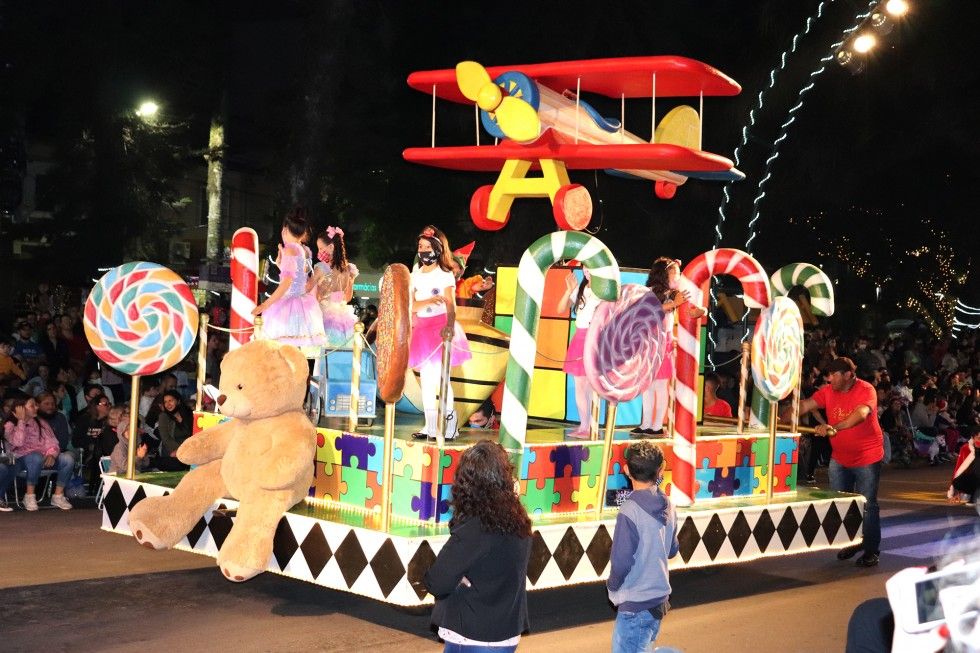 Parada de Natal encanta crianças e adultos em Carlos Barbosa