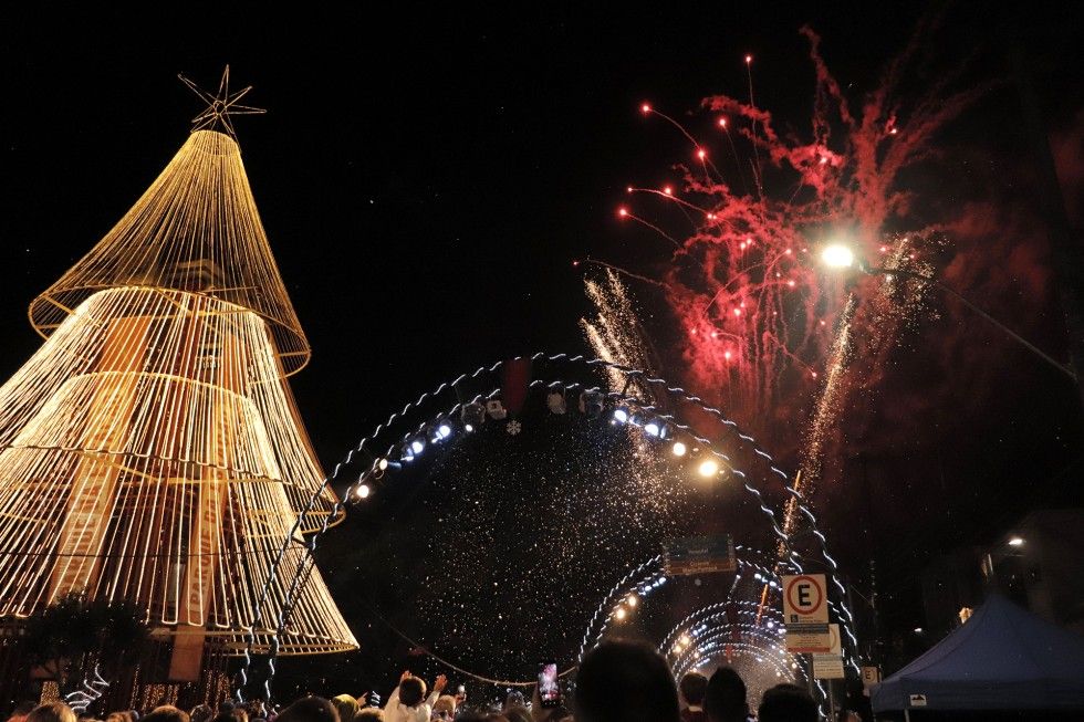 Parada de Natal encanta crianças e adultos em Carlos Barbosa