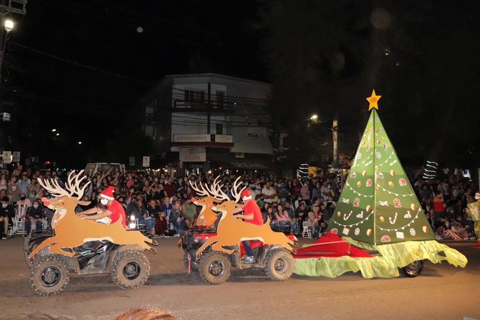 Parada de Natal encanta crianças e adultos em Carlos Barbosa