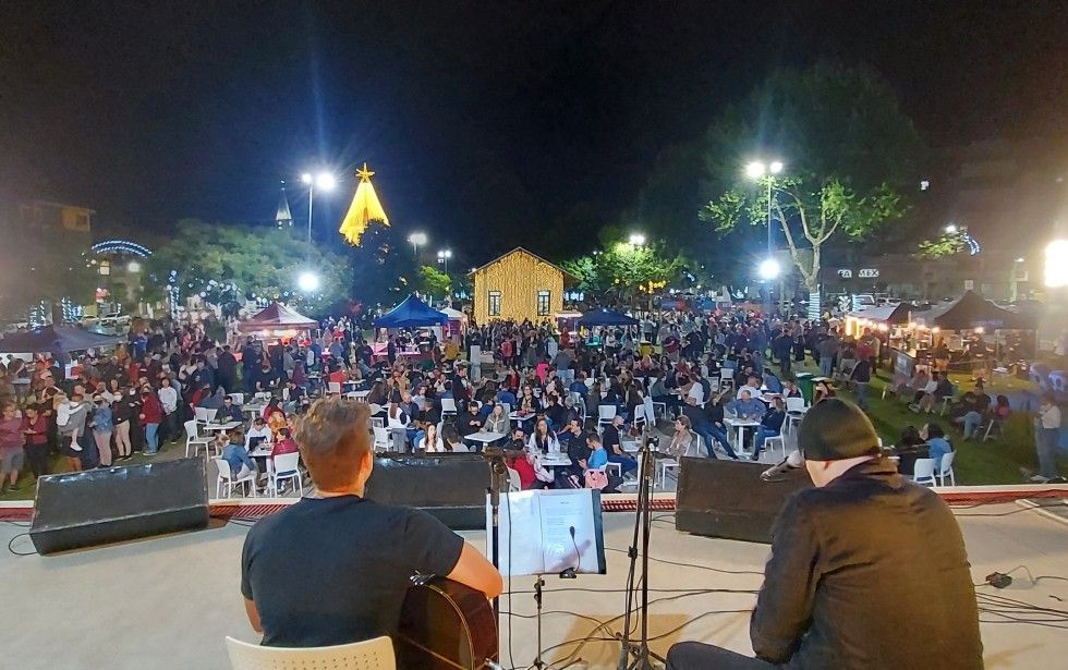 Parada de Natal encanta crianças e adultos em Carlos Barbosa