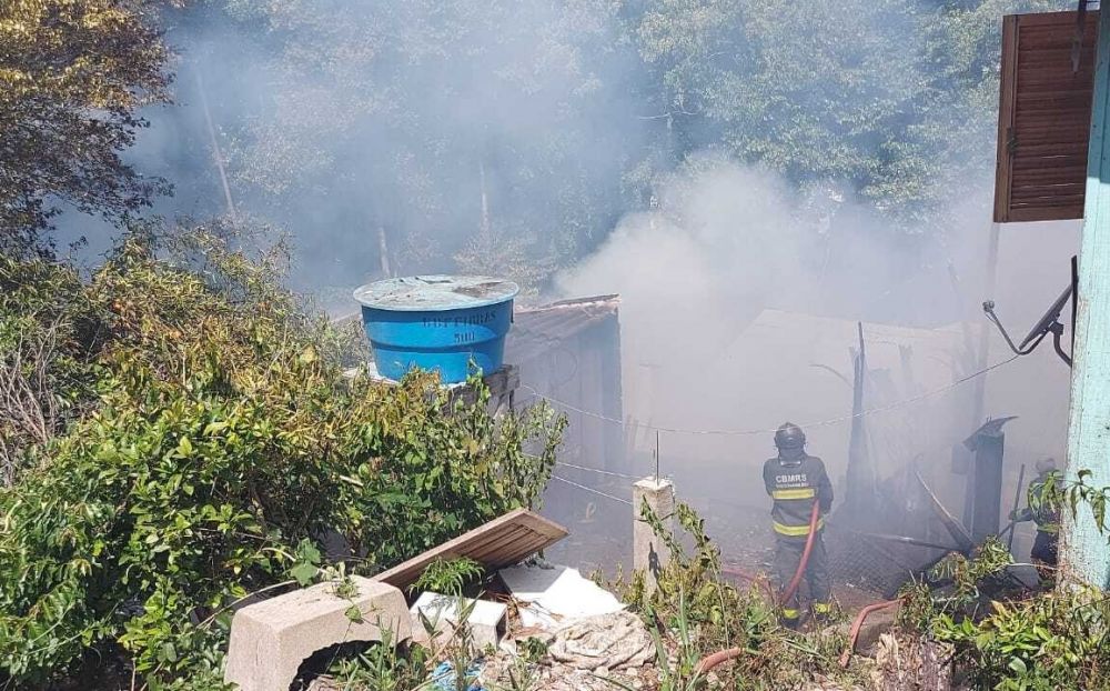 Incêndio de grandes proporções destrói três residências em Bento