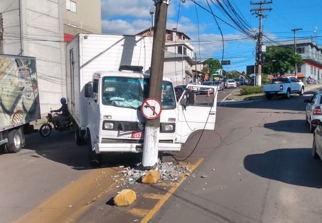 Caminhão colide contra poste de energia e deixa bairro sem luz em Bento