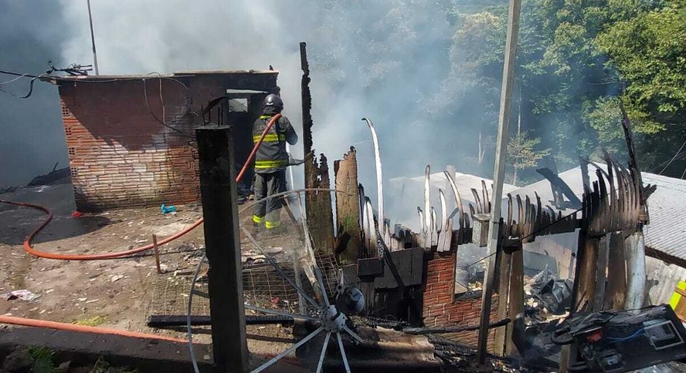 Famílias de Bento pedem auxílio após perderam tudo em incêndio 