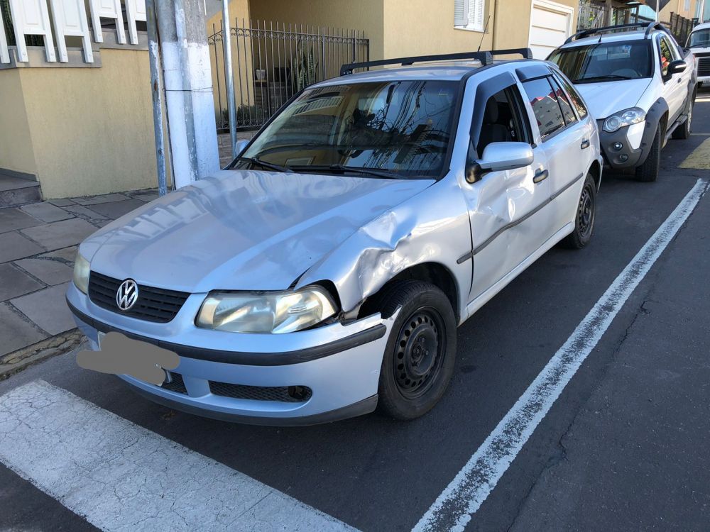 Jovem fica ferido após colisão entre carro e moto em Garibaldi