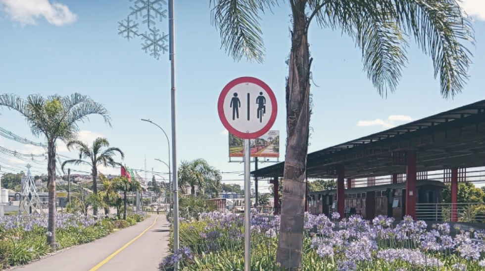 Placas de sinalização são instaladas na ciclovia de Carlos Barbosa