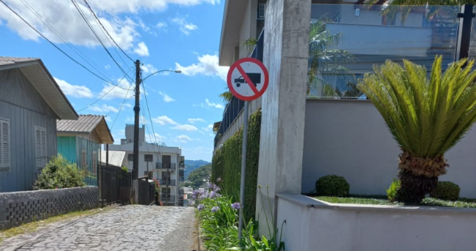 Placas de sinalização são instaladas na ciclovia de Carlos Barbosa