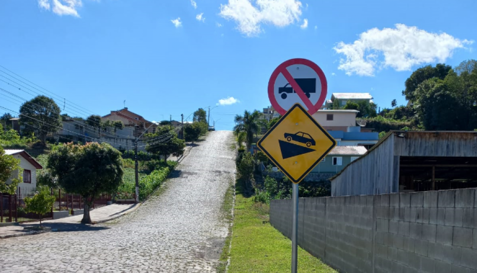 Placas de sinalização são instaladas na ciclovia de Carlos Barbosa