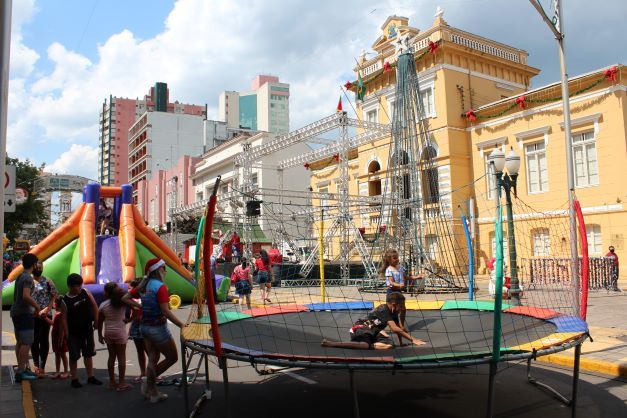 Festa de Natal das crianças proporciona momento de diversão em Bento