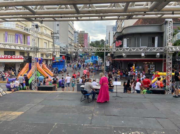 Festa de Natal das crianças proporciona momento de diversão em Bento