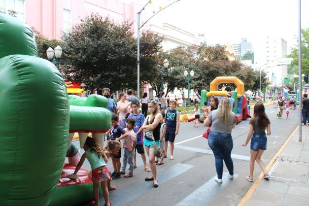 Festa de Natal das crianças proporciona momento de diversão em Bento