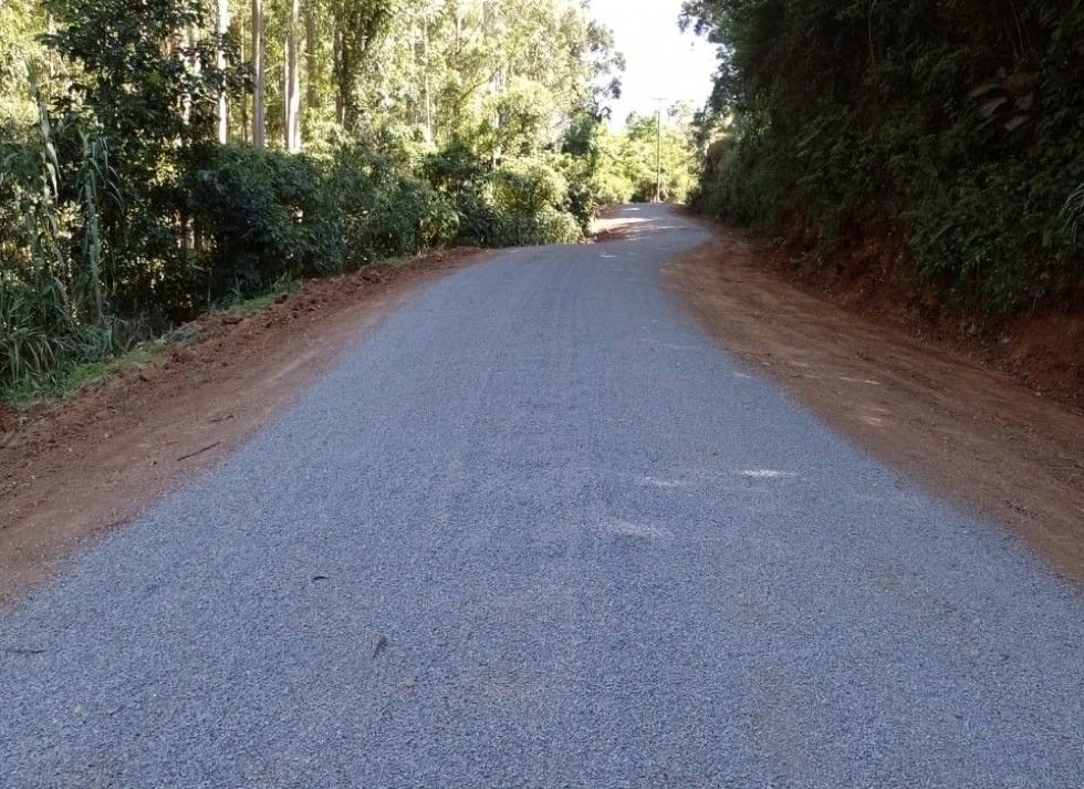 Estrada do interior de Carlos Barbosa recebe melhoria