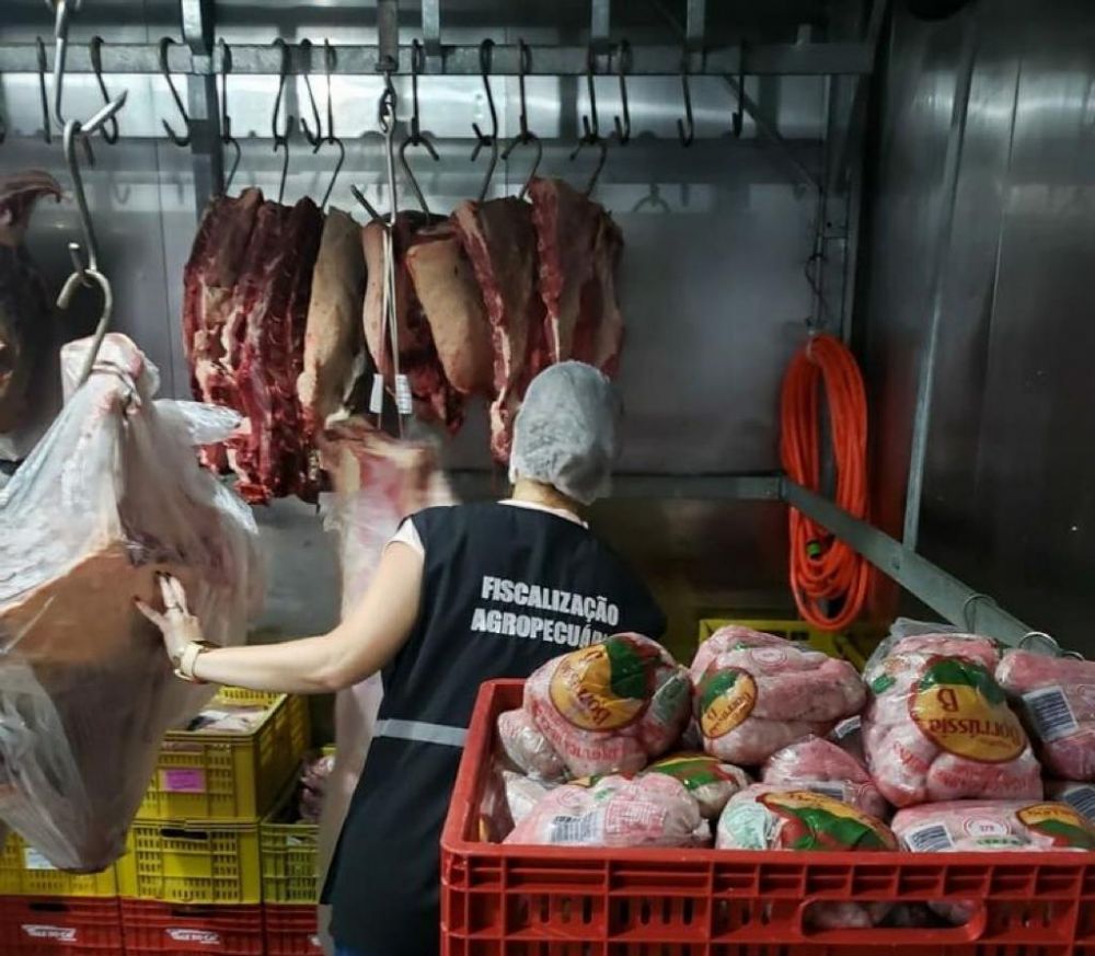 Alimentos impróprios para consumo são apreendidos em Carlos Barbosa