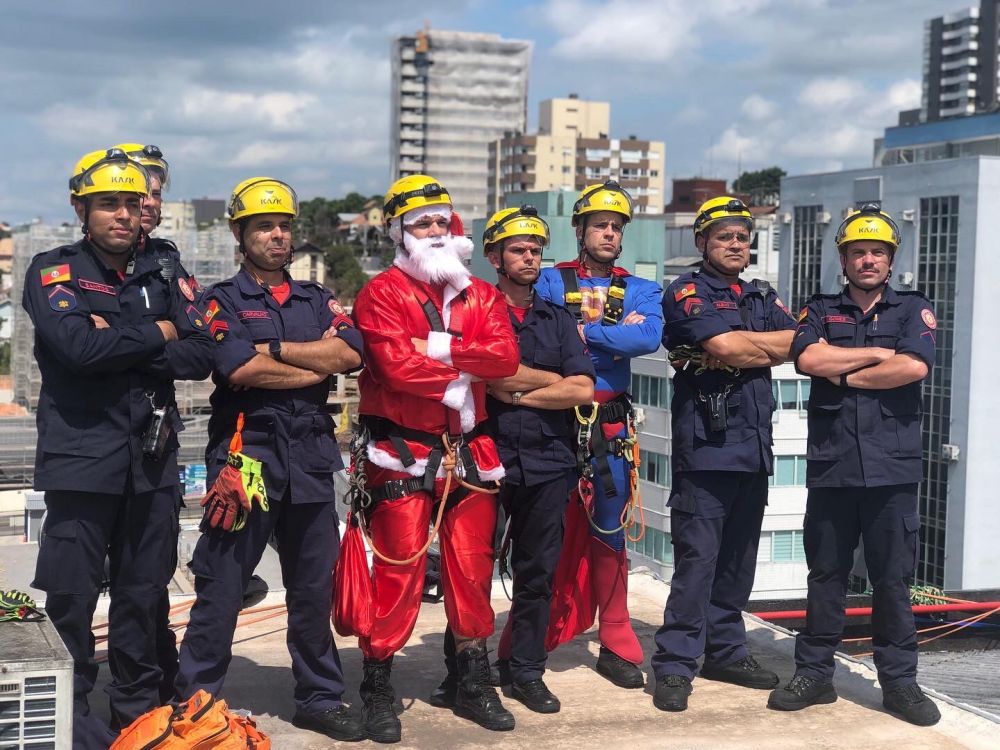 Bombeiros de Bento fazem surpresa para crianças internadas no Tacchini