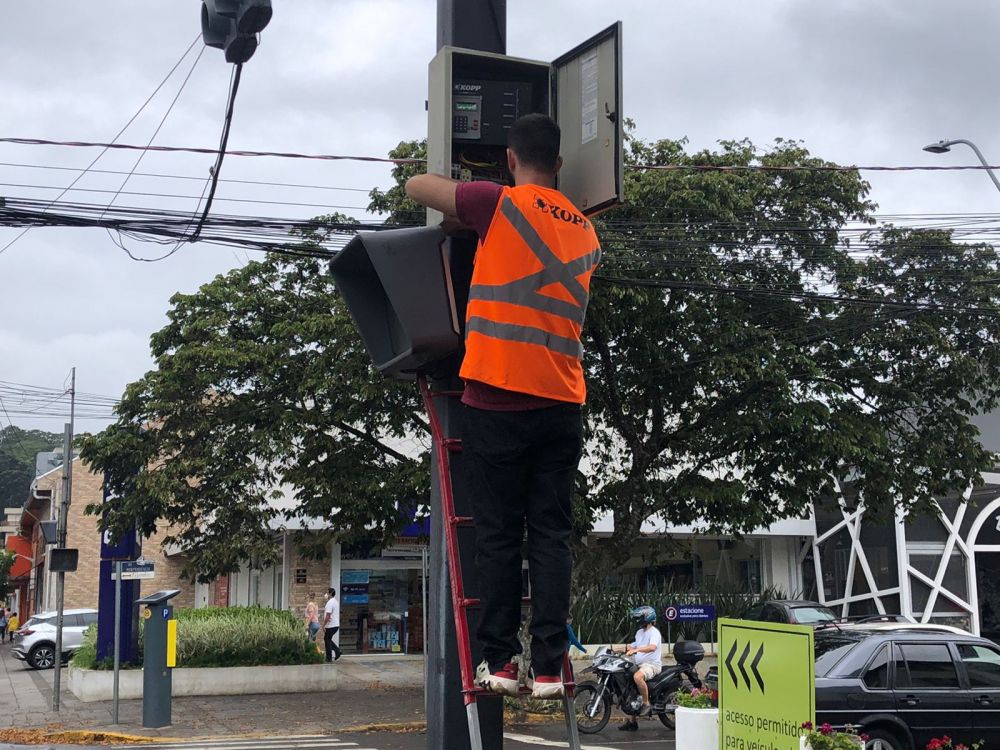 Iniciado o conserto das sinaleiras em Garibaldi