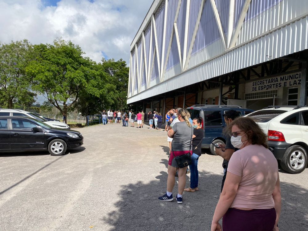 Comunidade faz fila para receber a 2ª dose da Janssen em Garibaldi