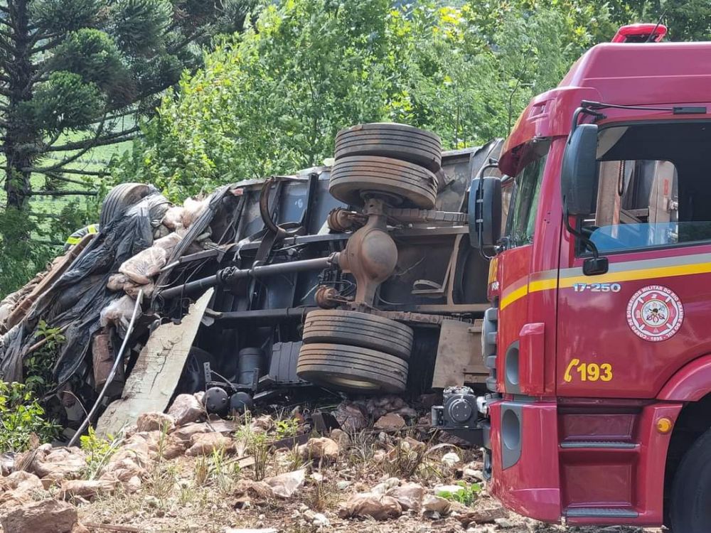 Motorista morre após capotar caminhão no interior de Bento