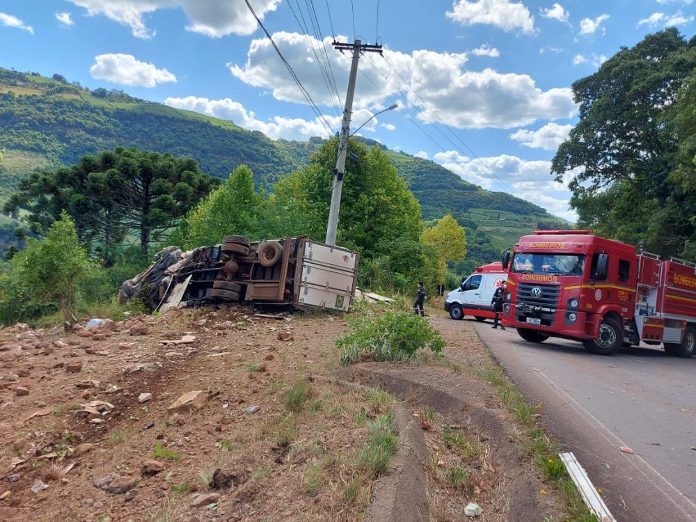 Identificado motorista que morreu após capotamento de caminhão em Bento