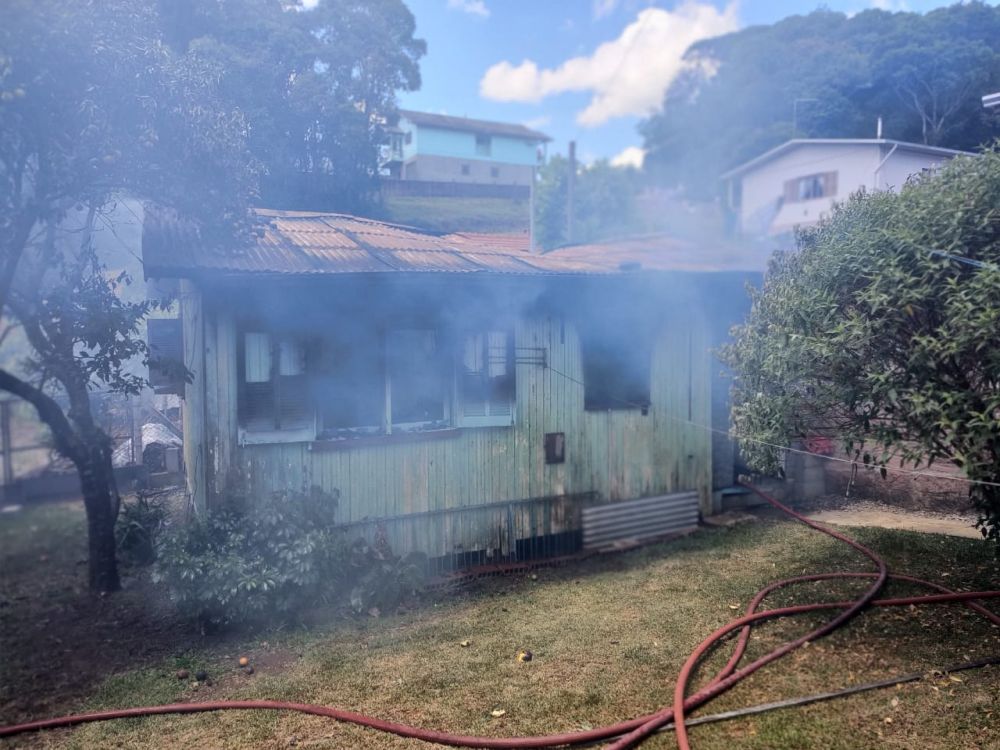 Incêndio consome residência em Carlos Barbosa