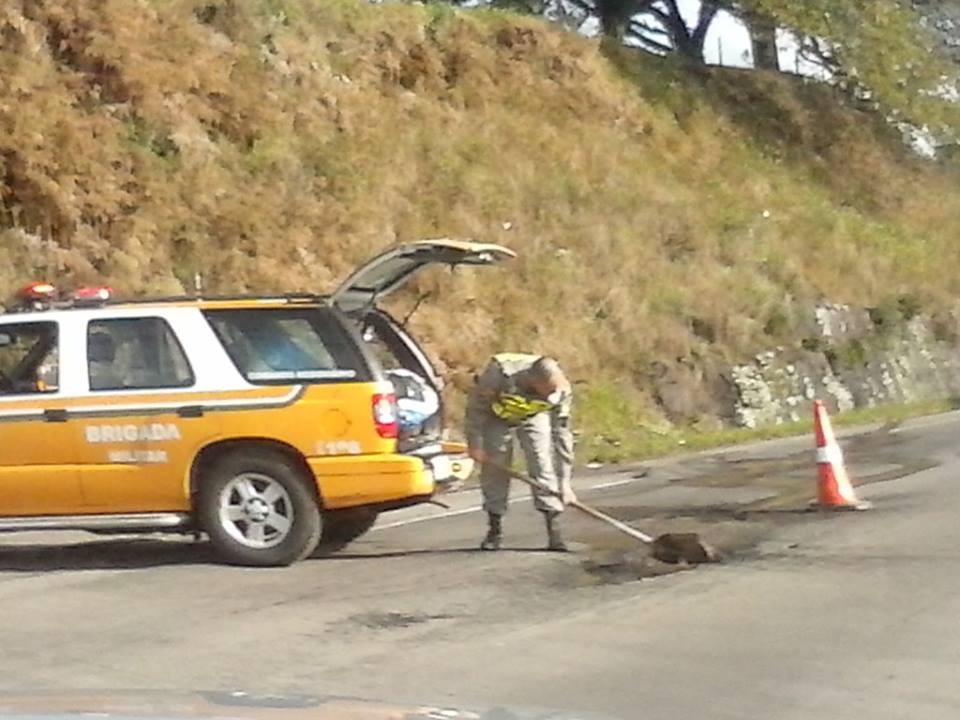 Policiais rodoviários estaduais tapam buracos na ERS - 122