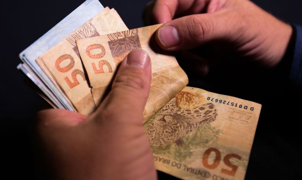 Salário mínimo passa a ser de R$ 1.212 a partir deste sábado
