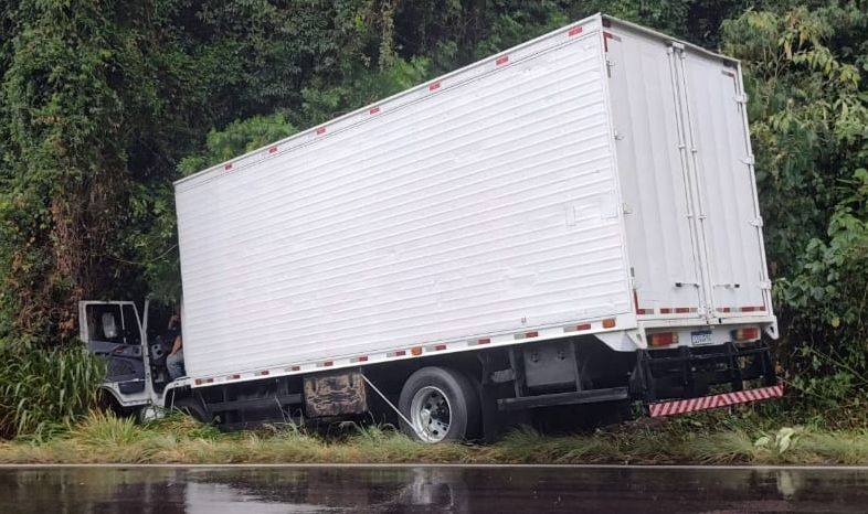 Dois caminhões saem da pista e causam grande engarrafamento na ERS-446