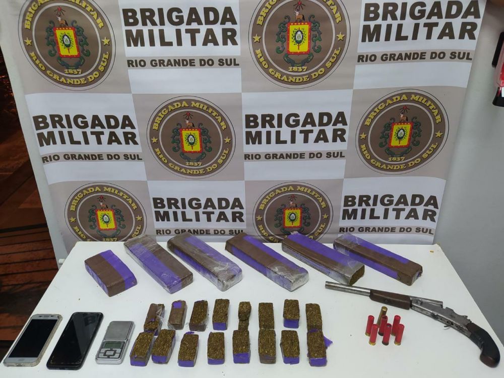 Jovens são presos com arma e droga em Farroupilha