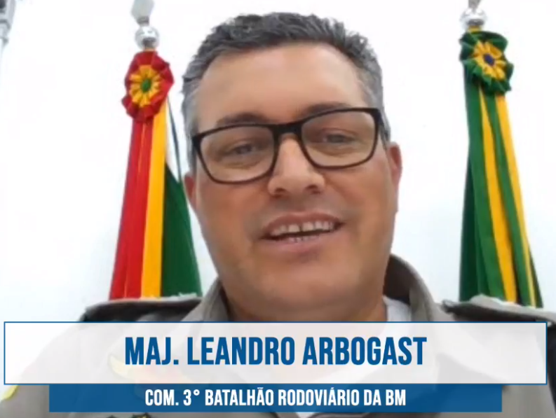 Major Arbogast orienta motoristas que pegarão a estrada neste verão