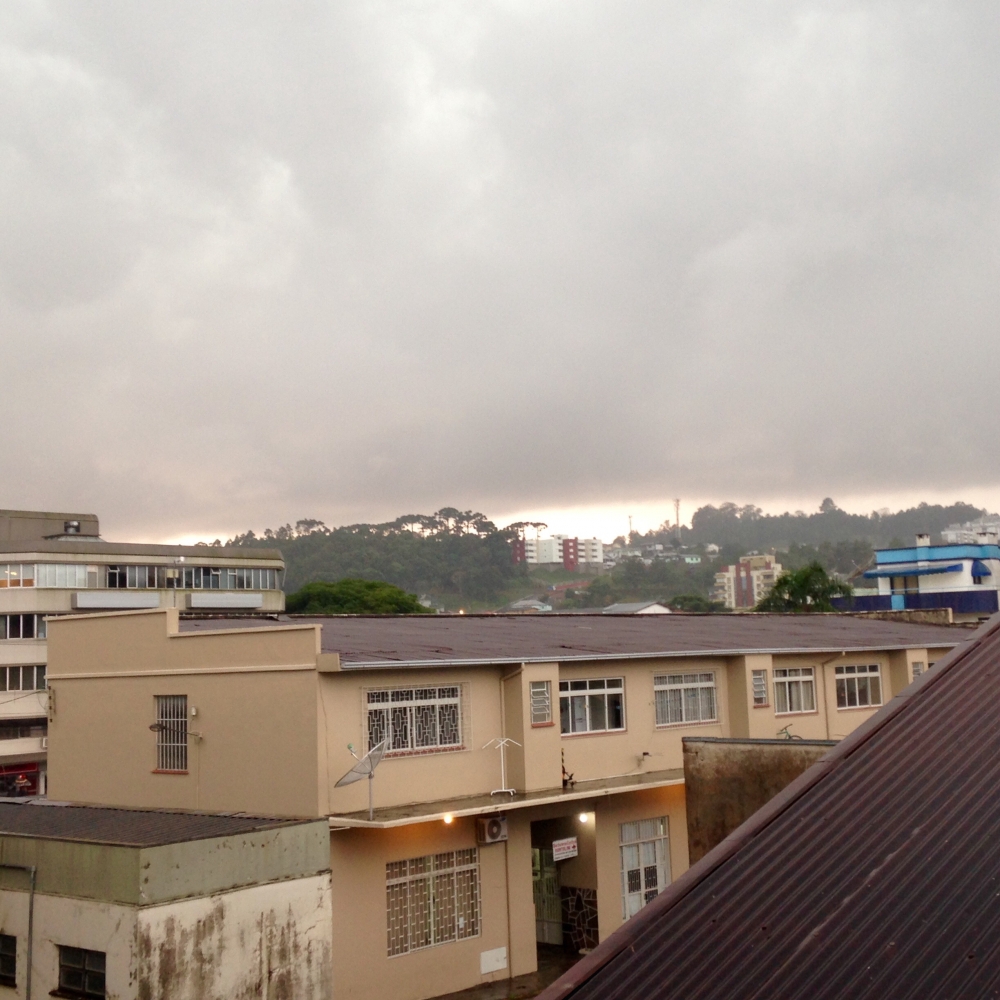 Chuva transforma a segunda-feira em noite na serra