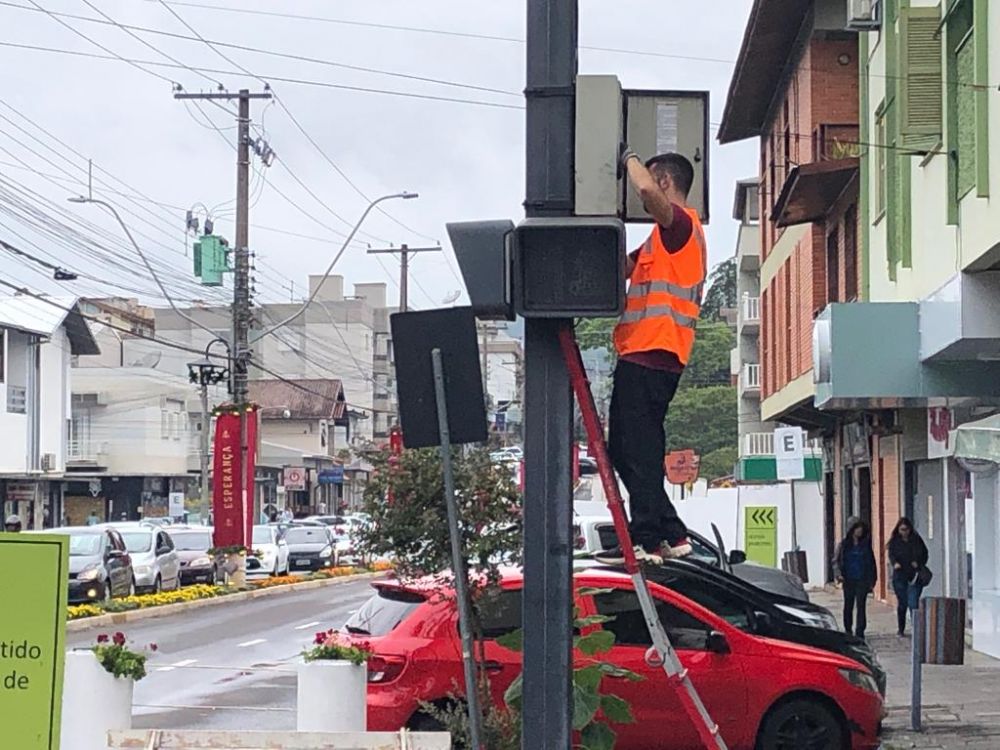 Há meses sem funcionar, sinaleiras seguem sem conserto em Garibaldi