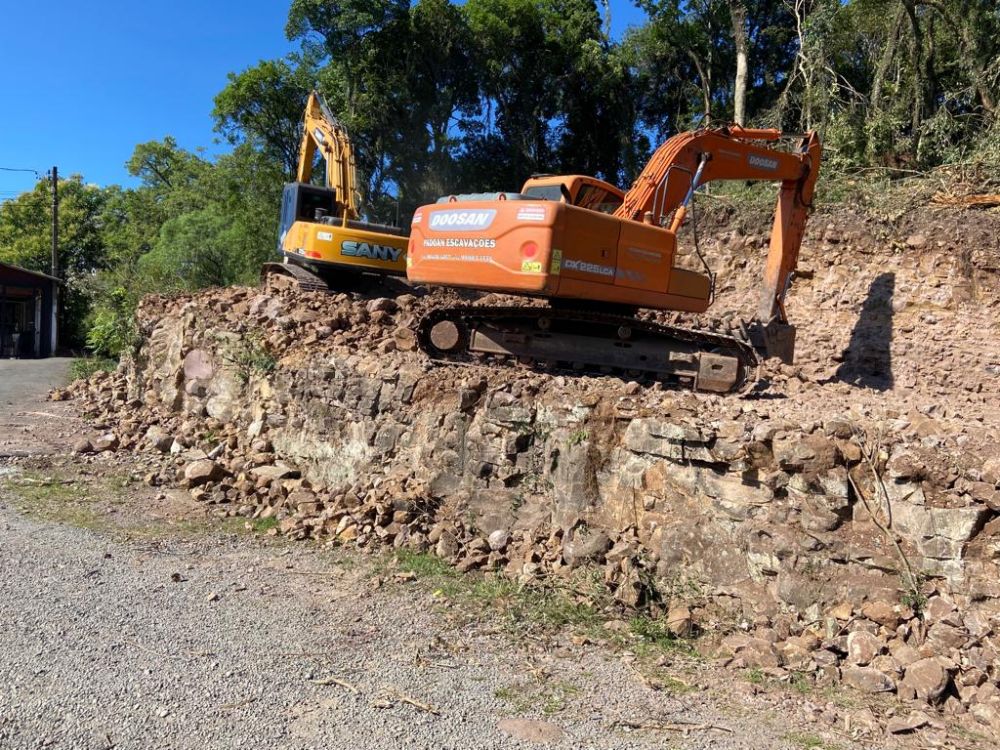 Bento: Iniciada a obra de abertura de rua no bairro Progresso