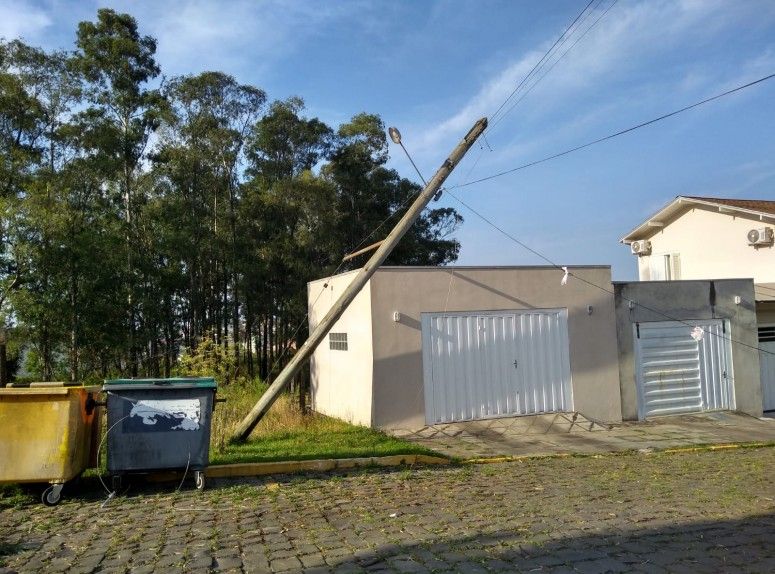 Temporal resulta em queda de árvores e postes em Farroupilha 