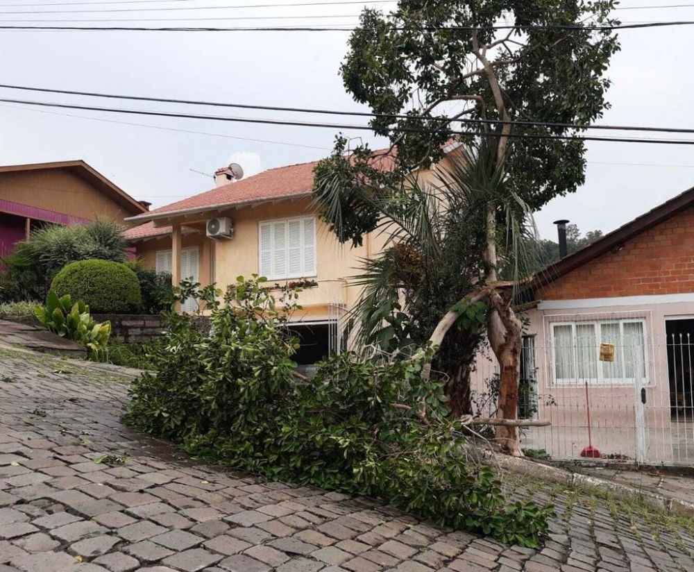 Temporal causa estragos em alguns pontos de Bento Gonçalves 