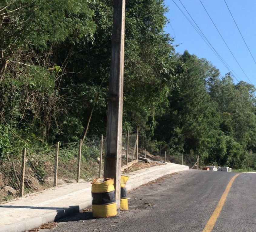 Poste de energia segue no meio da via pública entre Bento e Garibaldi