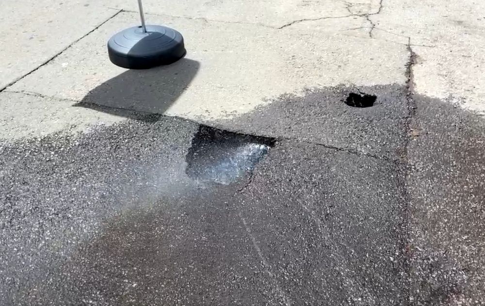 Vazamento de água faz asfalto ceder em Bento