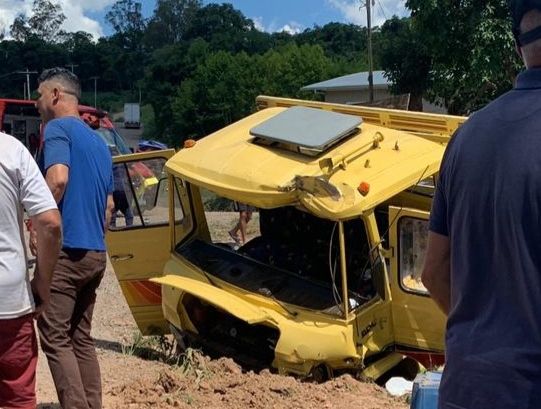 Motorista fica ferido após colidir contra caminhão no Vale dos Vinhedos