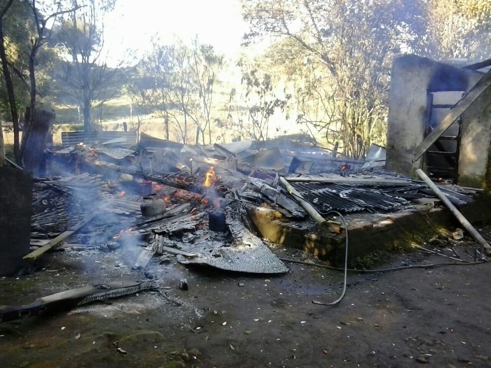 Incêndio destrói casa em Boa Vista do Sul