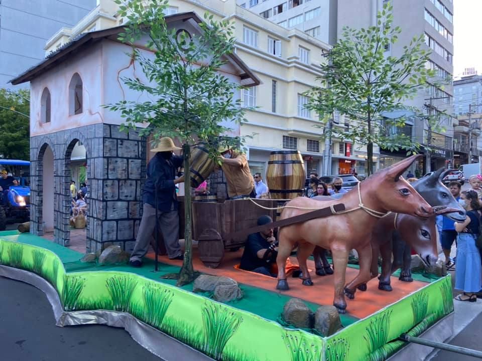 Desfile de carros alegóricos marca segunda semana do Bento em Vindima