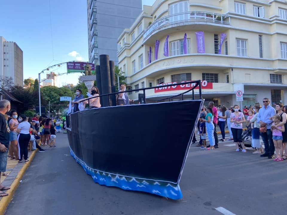 Desfile de carros alegóricos marca segunda semana do Bento em Vindima