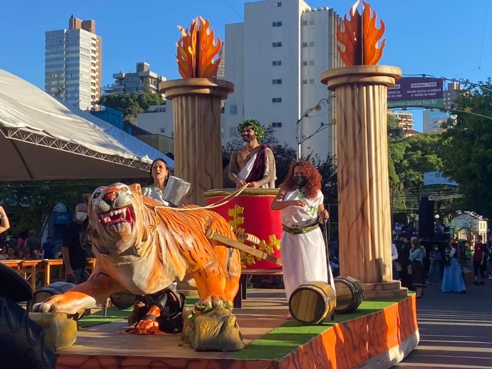 Desfile de carros alegóricos marca segunda semana do Bento em Vindima